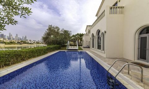 Если вы желаете насладиться поистине роскошным отдыхом в Дубае, забронируйте эту великолепную виллу с потрясающий видом, высококачественной мебелью, собственным бассейном и выходом на пляж. Эта роскошная вилла с 7 спальнями для отдыха расположена на ...