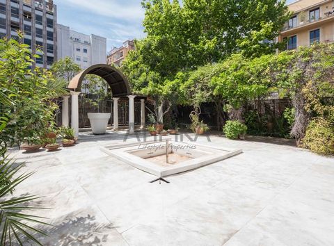 Cet impressionnant bureau de style moderniste, construit en 1970, dans un immeuble avec ascenseur et service de conciergerie, sur le Paseo de Gracia, dispose de 700m2 et d’un jardin exclusif de 300 m². Le bureau est divisé en deux zones. Sur la droit...