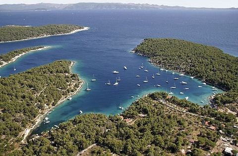 Vi presenterar en attraktiv tomt på Brač i första raden till havet på södra sidan. Marken är 10 000 m2 vid havet och det är möjligt att köpa 1/3 av marken. Detta är en av de få kvarvarande platserna där det är möjligt att bygga precis vid havet. Det ...