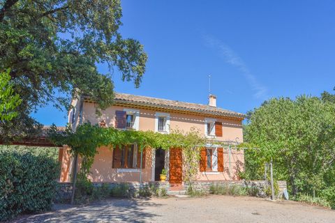If you like the countryside and peace and quiet, we present you this pretty Bastide and its bergerie in a unique location in the valley of the Abbaye du Thoronet. The Provencal Bastide and its large tiled swimming pool (10 x 5 m) are located in a sma...