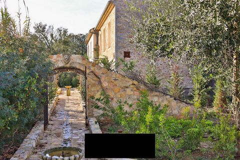 In the heart of Provence, this exceptional estate is composed of three independent houses. 500 m2 of living space are built on this 13 hectare area including 4 hectares of vineyards, 8 hectares of forest and a private beach on the river banks. The fi...