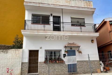 Identificação do imóvel: ZMES506693 -Zome présente cette maison dans la région de Calvario, à Torremolinos. Cette maison bénéficie d’un excellent emplacement, à proximité de la mairie, des écoles, de l’arrêt des transports en commun et de toutes sort...