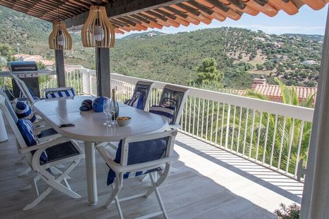 Deze vakantievilla ligt vlak bij Les Issambres (1,8 km) aan de Middellandse Zee. Je kunt ontbijten op het grote, heerlijke terras met een prachtig uitzicht en in de verte de azuurblauwe zee. Er zijn 3 slaapkamers waar 8 personen kunnen verblijven: id...