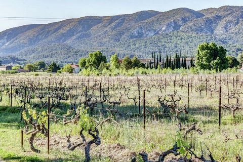 Diese charaktervolle, von Weinfeldern umgebene, provenzalische Gîte steht auf dem Landgut der Eigentümer, ungefähr einen Kilometer von Oppède entfernt und ist so gelegen, dass Sie viel Privatsphäre haben. Wenn Sie die Türen des Wohnzimmers öffnen, ha...