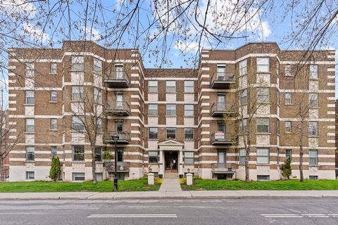 Penthouse condo in the exclusive Hampstead Court Building. This spacious condo features a state of the art kitchen which opens onto a vast living room and dinning room space. This sunny corner unit features large windows on 3 sides. Custom built fini...
