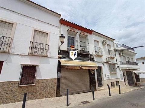 Cette propriété intégrée est située dans la ville de Casariche, dans la province de Séville, Andalousie, Espagne et se compose d'un appartement, accessible depuis une rue arrière qui a sur le côté droit un garage puis un escalier en marbre qui mène a...