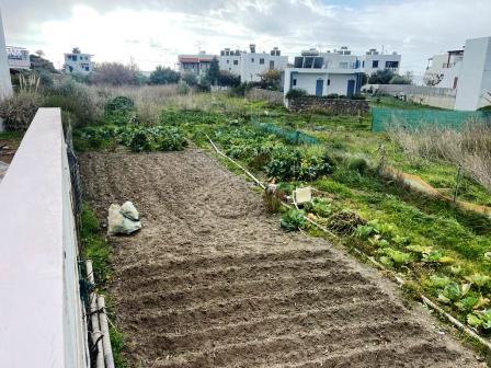 Makry Gialos, Südostkreta: Grundstück nur 100 Meter vom Meer entfernt. Das Grundstück ist 500 m2 groß und kann ca. 240 m2 bebaut werden. Wasser und Strom sind in der Nähe. Es ist leicht zu erreichen und bietet Aussicht auf das Meer und die Berge. Sch...