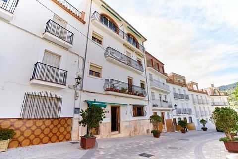 Experience the Magic of Sierra de las Nieves: Charming Apartment Building in NatureWelcome to the most captivating life experience in Sierra de las Nieves! We present to you a historic 6-story building with 6 unique apartments, located in the heart o...