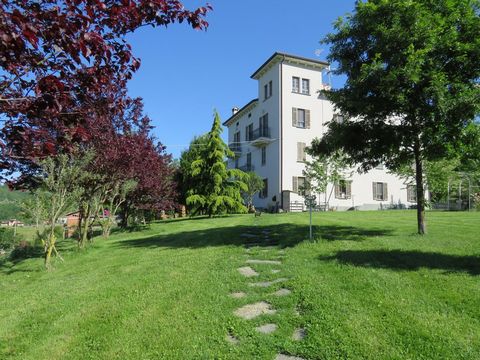 Beautiful period villa with spectacular views of the Parma hills. The view is simply stunning. This property is a majestic classical villa dating back to the early twentieth century, considered one of the oldest properties in the area. Thanks to a re...