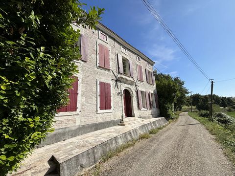 Discover this property in the commune of Montpezat d'Agenais. With its 6 spacious bedrooms, this property offers an idyllic living environment just a few minutes from amenities. On the ground floor, the main living area features exposed stonework and...