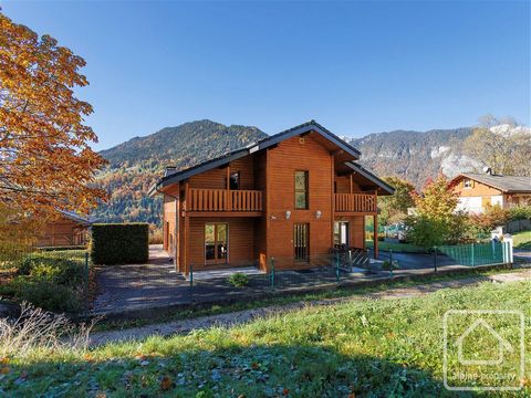 Discover this magnificent 159m² chalet on three floors, in the charming village of Le Biot. It is close to the centre and enjoys a splendid view of the mountains and is south-facing, ideal for enjoying the sun throughout the day. The chalet is on 3 f...