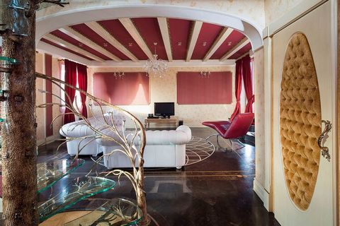 Deze sprookjesachtige villa ligt in het populaire zeeresort Donnalucata. Het vakantiehuis beschikt over 4 slaapkamers en is geschikt voor 8 personen. In de exclusieve wellnessruimte neem je een frisse duik in het binnenzwembad of ontspan je in de sau...
