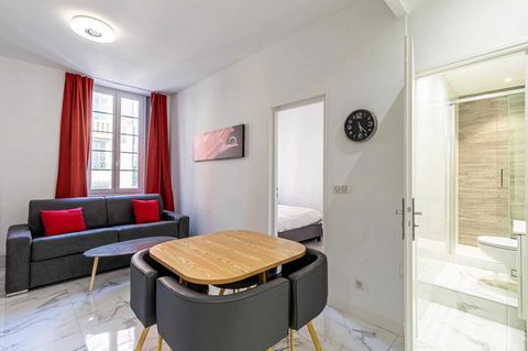 The flat is located in the heart of Old Nice, 1 minute walk from the beach. It is located on the 1st floor without lift and includes A living room with sofa bed Dining table for 4 people A fully equipped kitchen (fridge, oven, cooking plates, washing...