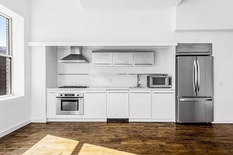 Located on the 28th floor, this spacious, South facing studio represents a great opportunity to own a piece of Manhattan in the heart of the dynamic financial district. Having been renovated in the past year, it features a new washer/dryer, dishwashe...