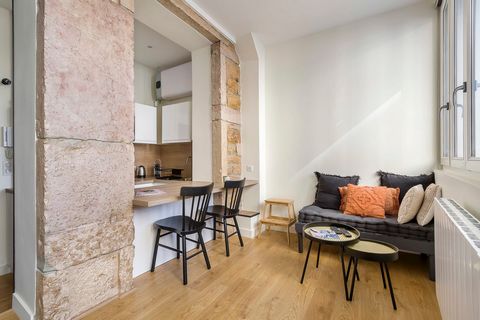 Located in one of the liveliest and most central areas of Lyon, a few minutes walk from the Place des Terreaux and the Croix-Rousse hill, you will appreciate the light, the calm and the comfort of this newly renovated and decorated apartment. Located...