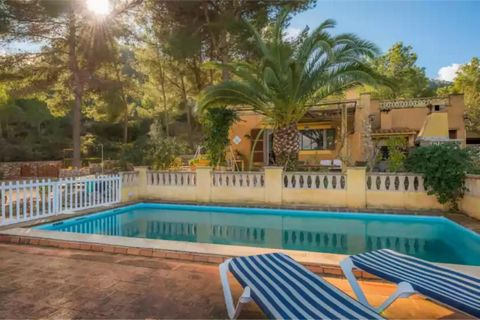 Welkom in dit huis met privézwembad op het platteland voor 5 personen. Het is de perfecte plek voor degenen die op zoek zijn naar een rustige vakantie. Dit huis met een fantastisch uitzicht op de bergen en de zuidkust van Mallorca heeft 3 slaapkamers...