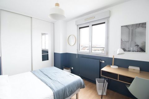 Fully furnished 11 m² room. Equipped with a double bed with a comfortable mattress for a good night's sleep and a bedside table. Ideal for longer stays, this room includes a work area with a desk, chair and lamp. The room also features a built-in war...