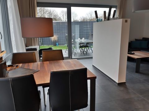 Newly built in 2017, this bungalow for guests and business people is located on the outskirts of the idyllic town of Moers; a quiet location thanks to the adjacent cemetery. Stylishly modern furnished with energy-saving smart (KNX) home technology, a...