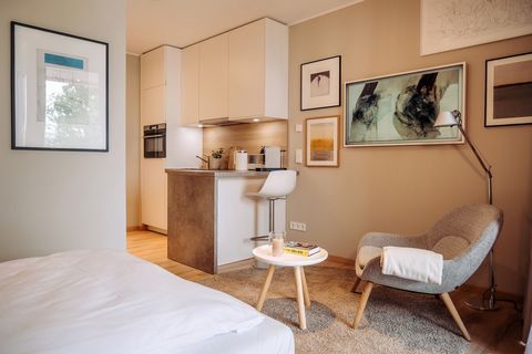 The Urban Apartments with their compact floor plans are ideal for short and medium-term stays. - Private balcony - 140 cm queen-size bed - spacious bathroom - fully equipped Siematic kitchen with brand-name appliances and high-quality fixtures and fi...