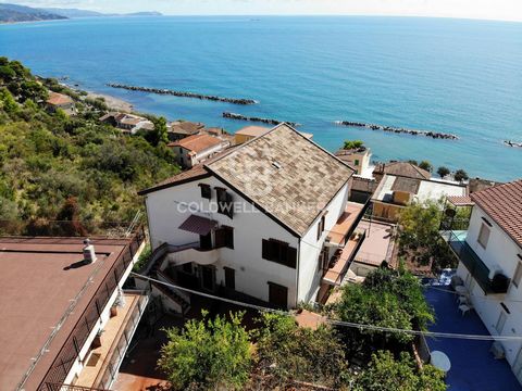 In der malerischen Stadt Pioppi gelegen, die als Ursprungsort der Mittelmeerdiät bekannt ist, bietet diese unabhängige Residenz auf zwei Ebenen eine außergewöhnliche Gelegenheit für diejenigen, die ein Zuhause mit spektakulärem Blick auf das Meer suc...