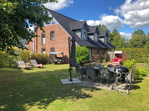 The holiday apartment HimmernNest in the quiet Harrislee, right on the Danish border. With a large eat-in kitchen, 3 bedrooms with two single beds each and a daylight bathroom with a walk-in shower and underfloor heating, it has recently been renovat...