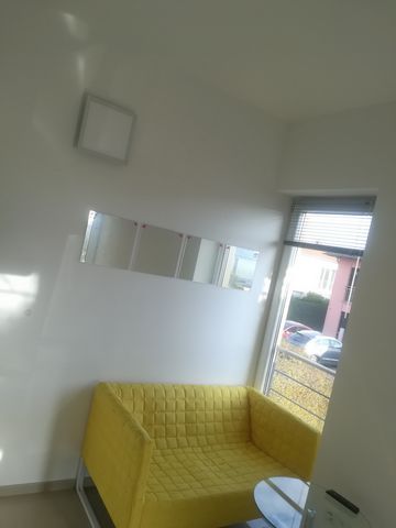 Modern furnished 1 room flat with WLAN and balcony directly in the Herzobase and in a quiet location. The whole flat has underfloor heating. The furnishing of the living and sleeping area consists of a double bed, bedside table, flatscreen TV, sidebo...