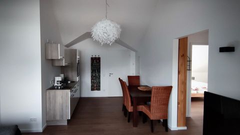 Modern und gemütlich eingerichtetes Apartment in Weichs - unweit von München. Zwei hochwertige Schlafzimmer bieten Platz für 3 Personen und ein großer Wohn- Essbereich mit offener Küche ist der zentrale Raum in diesem Apartment. Es gibt einen Parkpla...