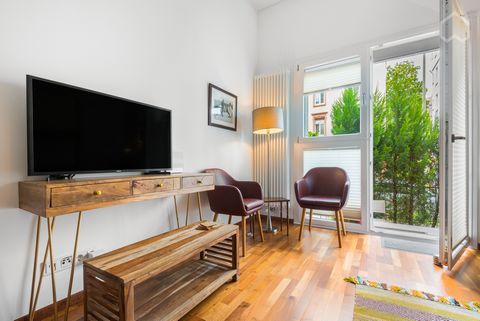 Renovated former art gallery, just 2 blocks from the popular Berger Straße, U4 U-Bahn Train, and a few minutes from the European Central Bank. The ground floor apartment is in a building with 3.2 meter ceilings and offers top-of-the-line furnishings,...