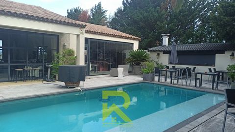 For sale near Beziers: Estate with commercial activity consisting of a 6-room house + inseparable business and commercial premises: - A 6-room house 211m². It is made up of four bedrooms, a fitted kitchen and two bathrooms. Enjoy additional space tha...