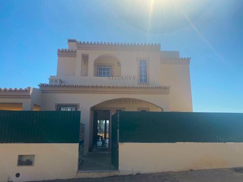 Set on calm residential area with expansive countryside view, this 2 storey + basement detached villa features spacious and comfortable interiors as well as expansive outdoor terraces. Ground floor: entrance hall, spacious living room opening out to ...