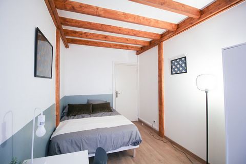 This 12m² room is fully furnished. It has a double bed (140x190) and a bedside table with lamp. There is also a work area with a desk, chair and lamp. The bedroom also has plenty of storage space: a wardrobe with hanging space and a shelf. This room'...