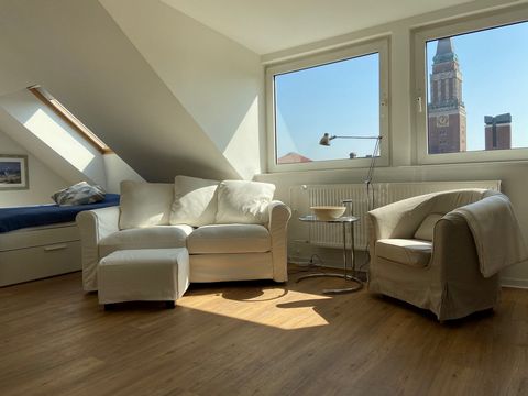 The apartments was extensively renovated in the spring of 2021. The open floor plan has loft character and offers space for singles or couples. Scandinavian style, bright color and large windows with a view of the city hall tower provide a feel-good ...