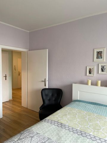 Here you live in the lively and especially popular Südviertel. Cafes, restaurants, shopping, pharmacies, doctors, close to Rüttenscheid with great nightlife. Central station is 15 min walking distance. A52 Rtg. Düsseldorf international airport 20min....