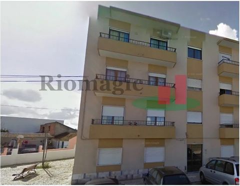 *IMÓVEL ARRENDADO* Apartamento de tipologia T2 com uma área de 69 metros quadrados, situado em Samora Correia, concelho de Benavente, distrito de Santarém. Zona com boas acessibilidades com proximidade a um dos principais acessos à A1. ****VENDA NA P...