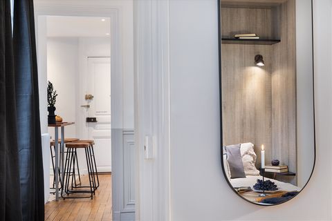Spectacular renovated and furnished apartment located on Rue du Mont-Cenis, in the Montmartre district. It's on a 5th floor with elevator, close to the Barbès - Rochechouart, Château Rouge and Anvers stations. Nearby attractions include the Basilique...