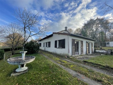 Located in Le Chatenet in Dognon, house at garden level built in 1985,to renovate. It comes in with a living room with fireplace and French windows on the garden, a kitchen, two bedrooms, a bathroom, a toilet and a laundry / boiler room . Attic, cell...