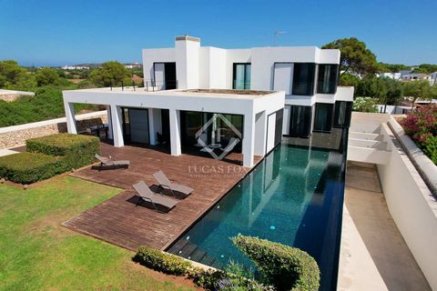 This elegant villa is located in one of the best areas of Ciutadella, with impressive views of the sea and the cove of Sa Farola. It is an enviable location on the seafront, a few meters from the rocky coast of Menorca and its crystal clear waters an...