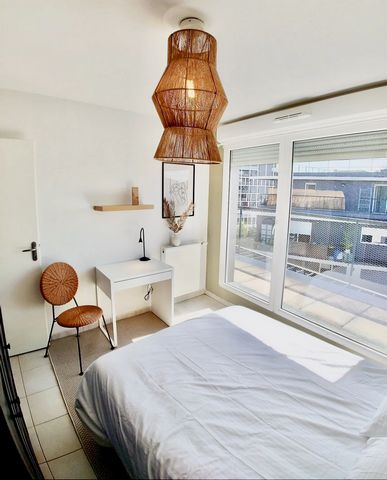 We welcome you to Bordeaux where we present this bright 10 m² room in a coliving apartment located in the Ginko eco-district. Arranged and redesigned, this room offers a functional desk and clever storage. By choosing this room, you will have all the...