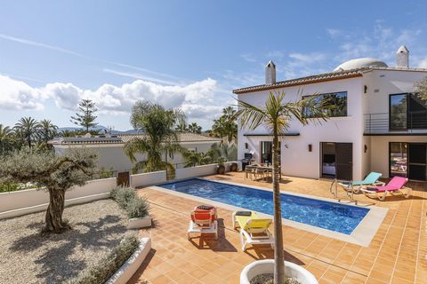 Moderne en comfortabele villa met privé zwembad in Javea, Costa Blanca, Spanje voor 6 personen. De vakantievilla ligt in een residentiële omgeving, op 1 km van het strand van Playa La Grava en op 1 km van Mediterráneo, Javea. De villa heeft 3 slaapka...