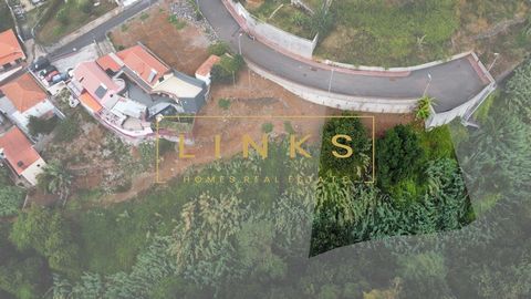 This is a plot of land located in São Gonçalo, offering stunning sea views. With a total area of 830 m2, this plot has enormous potential for construction, with a maximum building area of 332 m2. It's the ideal choice for those who want to build thei...