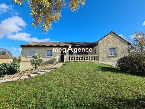 20 minutes from Poitiers and Châtellerault, this house with a basement with its 7 rooms on land of more than 2300 m2 and easy to maintain, has an exceptional view overlooking the Moulière forest. On the ground floor, you will find 3 bedrooms, 1 offic...