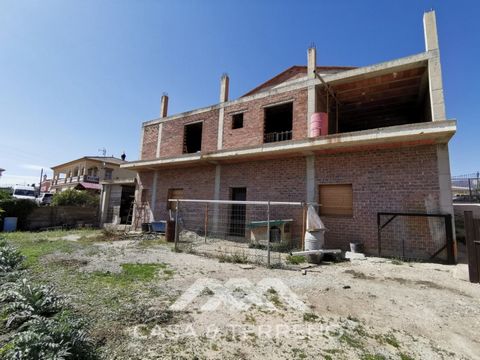 Very spacious house under construction. The owner is a professional builder and lives next to the construction project. It has 3 floors. Downstairs there s a spacious garage for 6 cars and an exit to the garden of 1048 m2 with south / west orientatio...