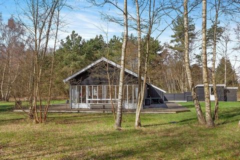 Modernes Ferienhaus auf einem großen, schön abgelegenen Rasengrundstück mit schützenden Bäumen ringsum. Liegt in kurzer Entfernung zur Küste sowie zum Fischerort Østerby, der mit seinem attraktiven Strand, guten Angelbedingungen und kleinem Yachthafe...