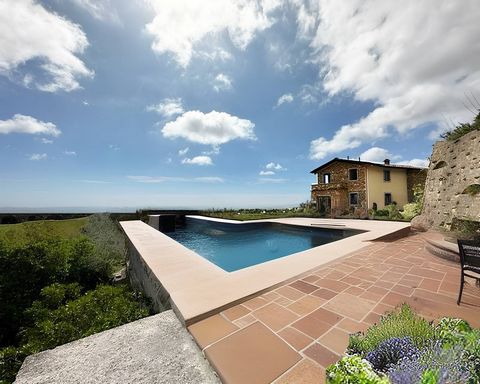 Villa con piscina y vista panorámica de la costa de Versilia y parque privado, ubicada en la colina Ripa detrás de Forte dei Marmi. La propiedad de aproximadamente 450 m2 se encuentra en una posición única y disfruta de una vista panorámica realmente...