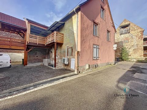 Come and discover this charming house of 140 m2 completely renovated with terrace and parking, located in the city center of Rosheim. The house consists on the ground floor of a room, and a commercial premises with an area of about 60 m2, which is cu...