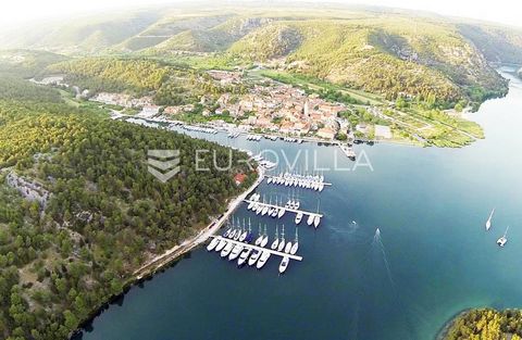 Šibenik, Skradin, construction land of regular shape within an undeveloped construction area. Total area 6370 m2. The land consists of several parcels and the construction of residential and commercial facilities is possible. Due to the size of the l...