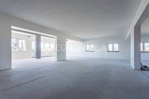 Newly built office space for rent in one of the fastest growing neighborhoods in Split. Area 401 m2. Ready to arrange according to the wishes of the tenant. It has an elevator, toilets, optical internet, heating / cooling / ventilation installations ...