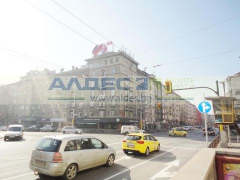 INVESTISSEMENT! INTÉRESSANT PETIT MAGASIN COMPACT //BUREAU DANS LE CENTRE à côté du CARREFOUR avec un visage de trois mètres sur le boulevard principal Vasil Levski, au REZ-DE-CHAUSSÉE de cinq dans un bâtiment en briques solides des années 60. Deuxiè...