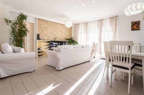 Zadar, Plovanija, three-room apartment in a building with a total of four apartments. It consists of three bedrooms, kitchen and dining room, living room, bathroom, spacious balcony and storage room. The apartment has two outdoor parking spaces and a...