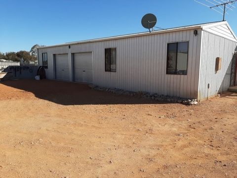 Ideal for your couple or Holiday Escape or Are you looking for a home to set yourself up to Mine in Coober Pedy?? This is the perfect base for you This delightful property has all you need to be a miner in Coober Pedy Relax in the very comfortable ho...
